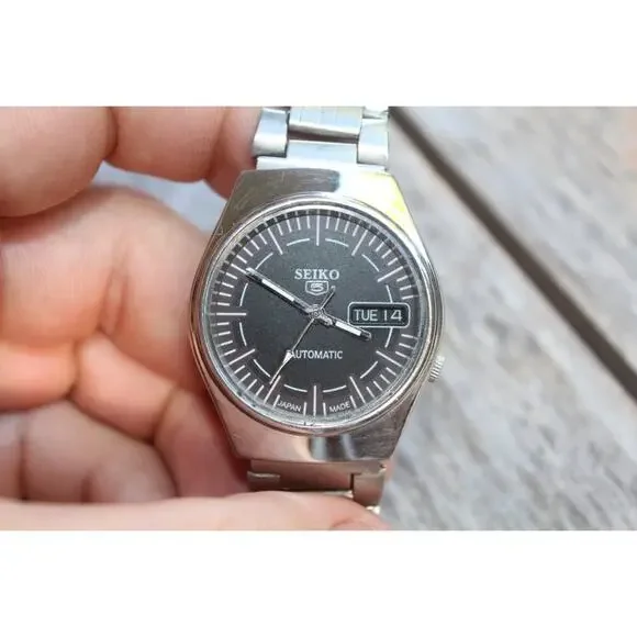 Vintage 1974 Seiko Automatic Mens Silver Watch W/daydate & Black accents - Picture 1 of 5